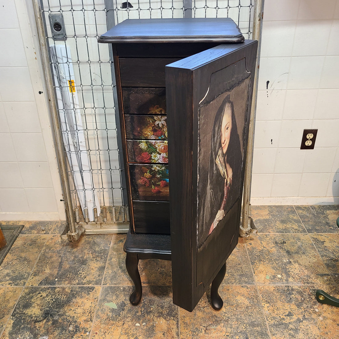 Bold & Beautiful: Oak Jewelry Chest Makeover with Decoupage and Coal Black Elegance