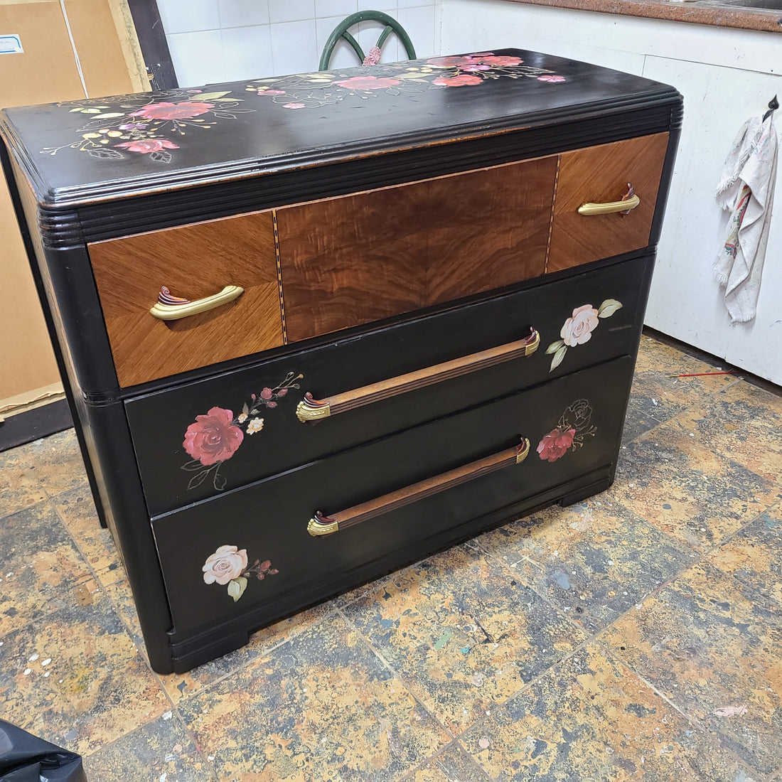 🖤 From Damaged to Dazzling: A Vintage Dresser Makeover in Coal Black - Regained Relics