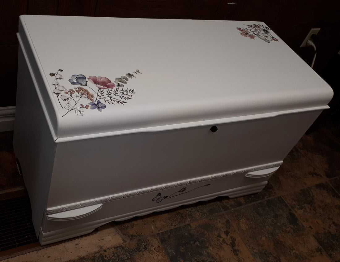 ✨ From Worn to Wonderful: Cedar Chest Upcycle with Fusion Mineral Paint & Decor Transfers - Regained Relics